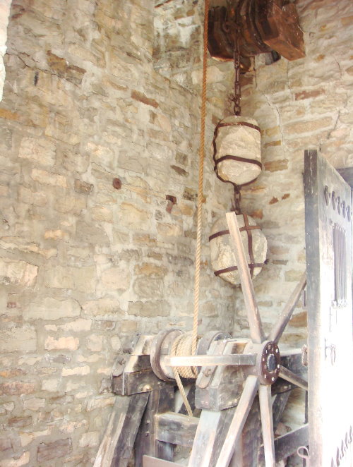 old Niagara_fort_entrance_pulley